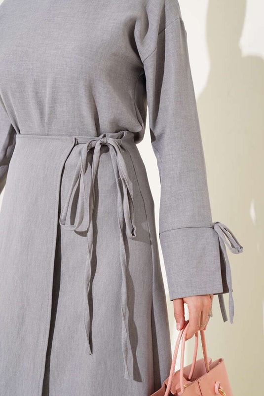 طقم أساسي من قطعتين مع تنورة برباط حبلي ورمادي