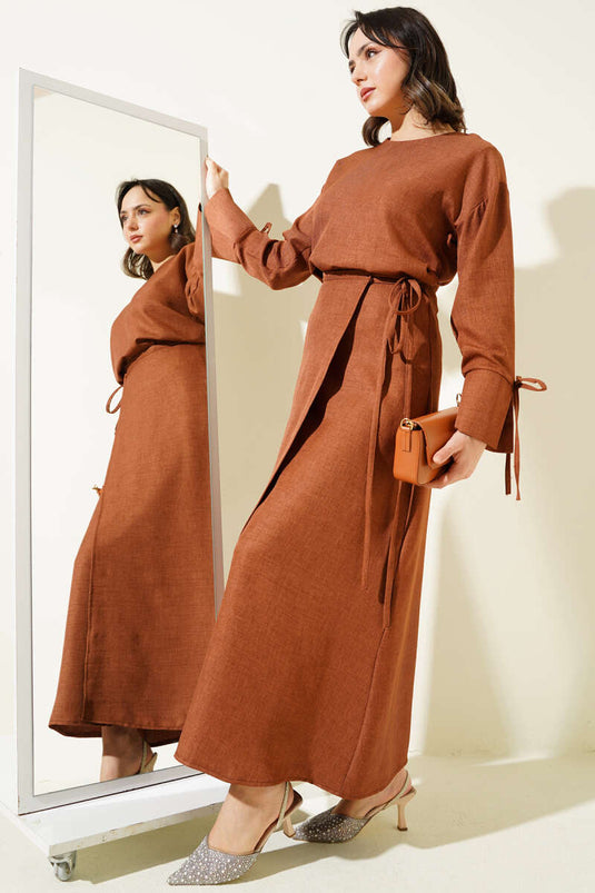 بدلة أساسية من قطعتين مع تنورة برباط حبلي وبنطال بني