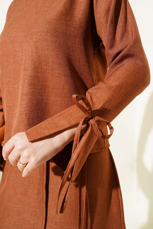 بدلة أساسية من قطعتين مع تنورة برباط حبلي وبنطال بني