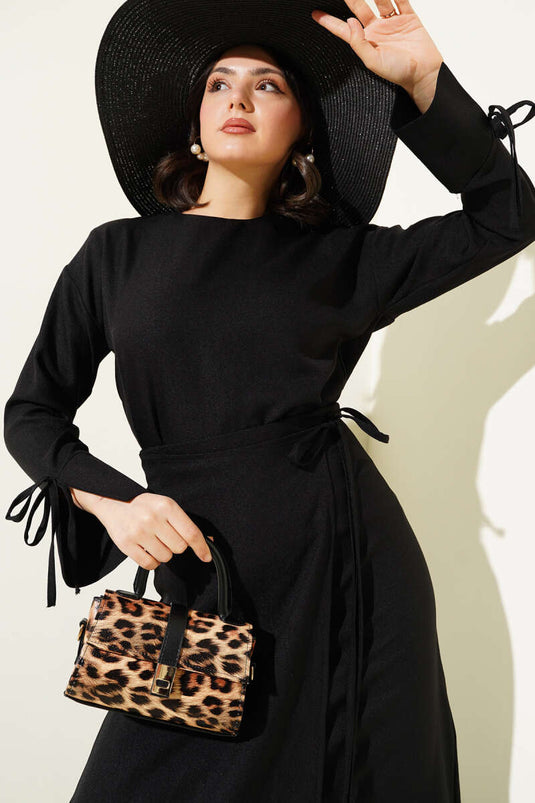 طقم أساسي من قطعتين مع تنورة برباط حبلي باللون الأسود