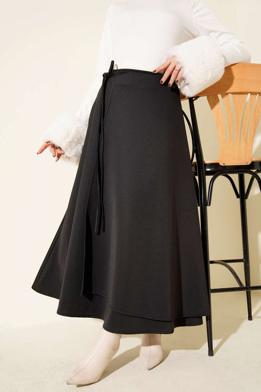 Jupe de plongée noire évasée avec lien à nouer dans le dos