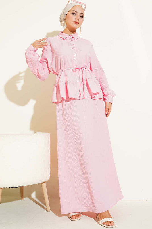 طقم من قطعتين مع حزام حبل وتنورة من لحاء الشجر باللون الوردي