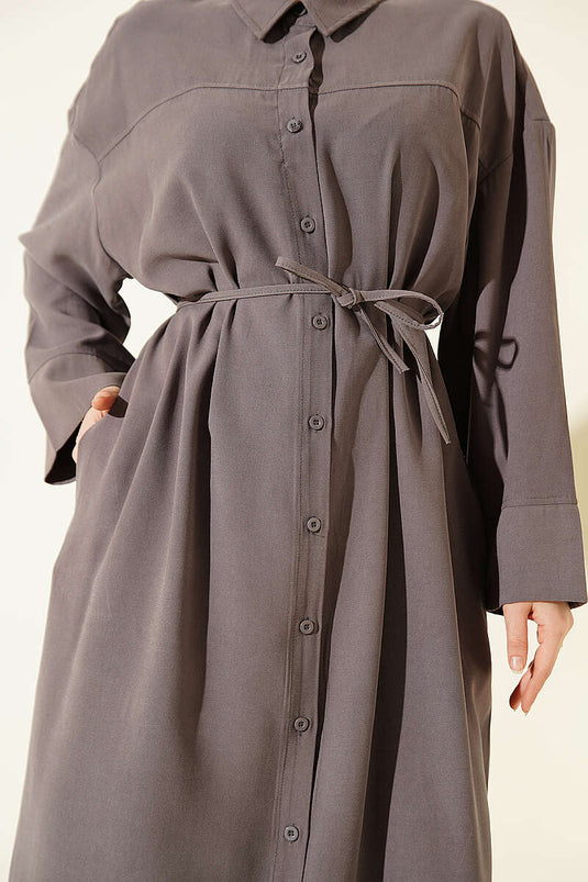 Kleid aus Tencel mit durchgehender Knopfleiste und Gürtel in Grau