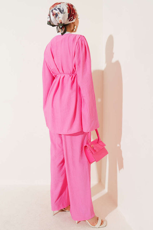 طقم وردي من قطعتين مع حزام وإغلاق بأزرار بريطانية