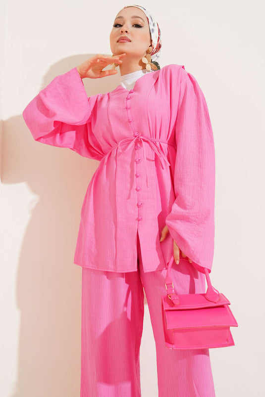 طقم وردي من قطعتين مع حزام وإغلاق بأزرار بريطانية