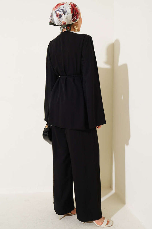 طقم أسود من قطعتين مع حزام وإغلاق بأزرار بريطانية