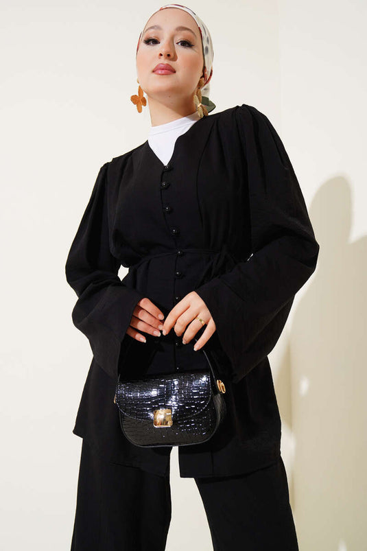 طقم أسود من قطعتين مع حزام وإغلاق بأزرار بريطانية