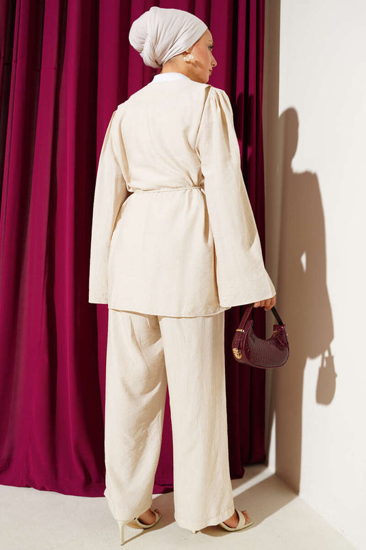 طقم من قطعتين من الأحجار الكريمة مع حزام وحبل وأزرار بريطانية