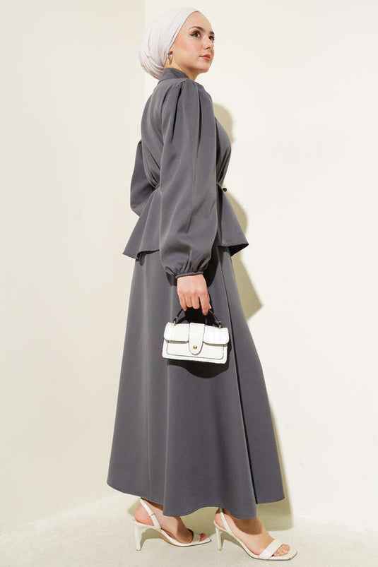 بدلة من قطعتين مع حزام حبل وتنورة بأزرار، لون دخاني