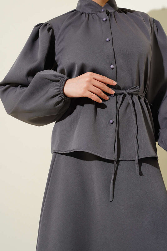 بدلة من قطعتين مع حزام حبل وتنورة بأزرار، لون دخاني