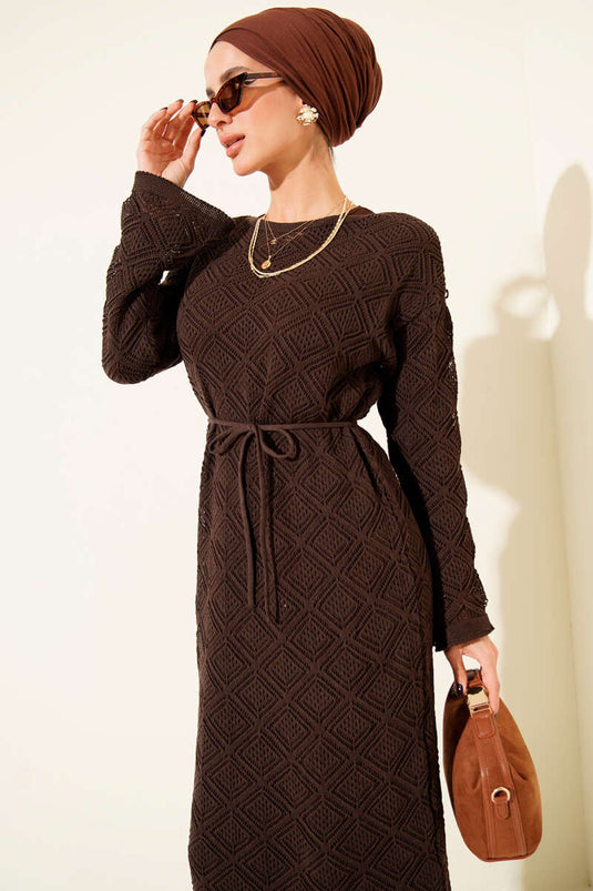 فستان تريكو مربعات مزخرف بحزام حبل باللون البني