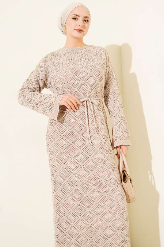 فستان تريكو مربع مزخرف بحزام حبل باللون العاجي