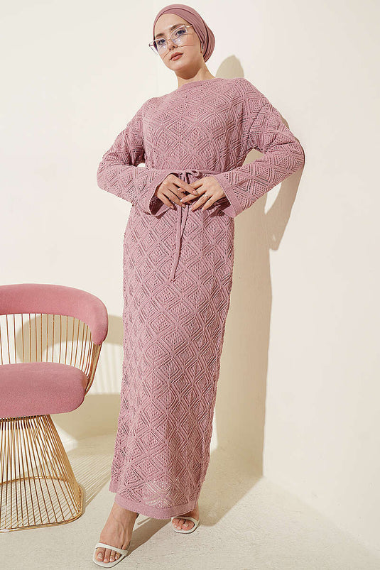 Strickkleid mit Gürtel und quadratischem Lochmuster in Puderton