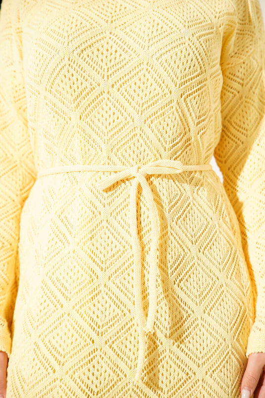 Trui Jurk met Vierkante Opengewerkte Stof en Koordceintuur Geel