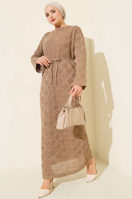 Strickkleid mit quadratischem Lochmuster und Gürtel in Vizon