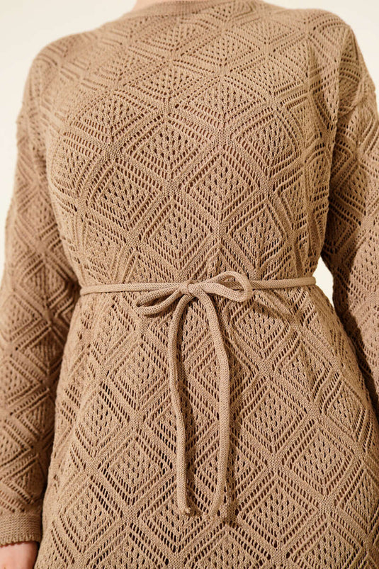 Strickkleid mit quadratischem Lochmuster und Gürtel in Vizon