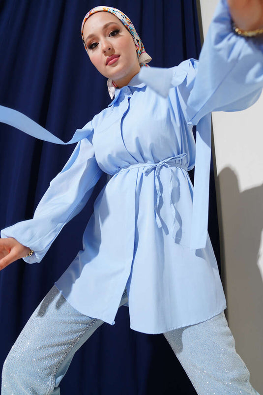 Camicia con cintura in corda e spalle a mantella, colore azzurro