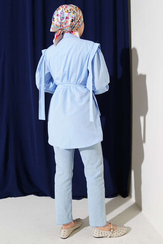 Camicia con cintura in corda e spalle a mantella, colore azzurro