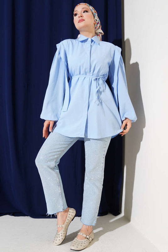 Camicia con cintura in corda e spalle a mantella, colore azzurro