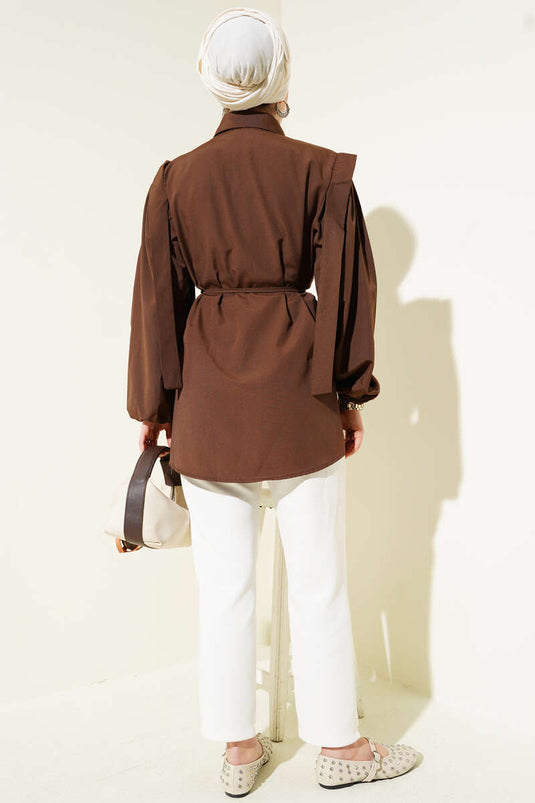 Camicia a mantella con cintura in corda e spalle marroni