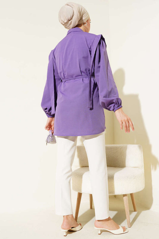 قميص أرجواني اللون مع حزام على الكتف وحبل