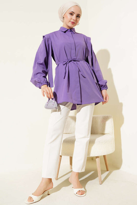 قميص أرجواني اللون مع حزام على الكتف وحبل