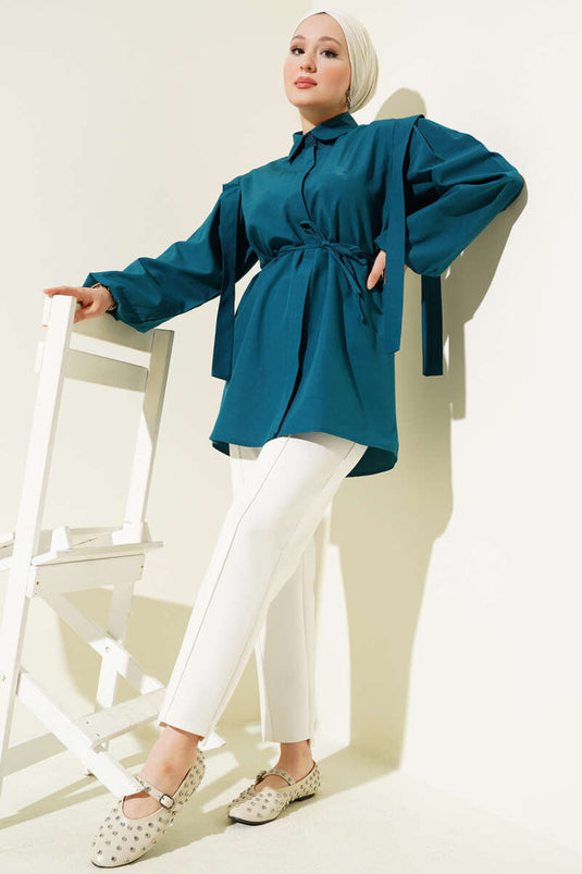 قميص بترولي بأكمام طويلة وحزام على الكتف