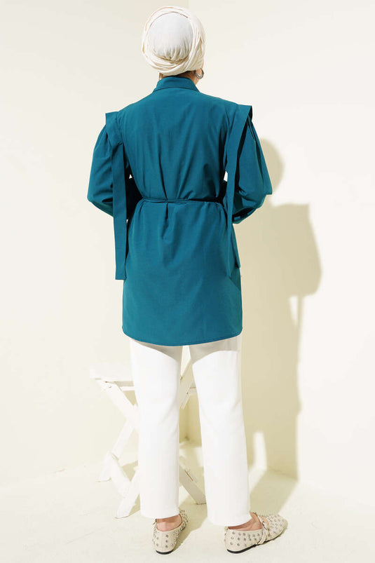 قميص بترولي بأكمام طويلة وحزام على الكتف