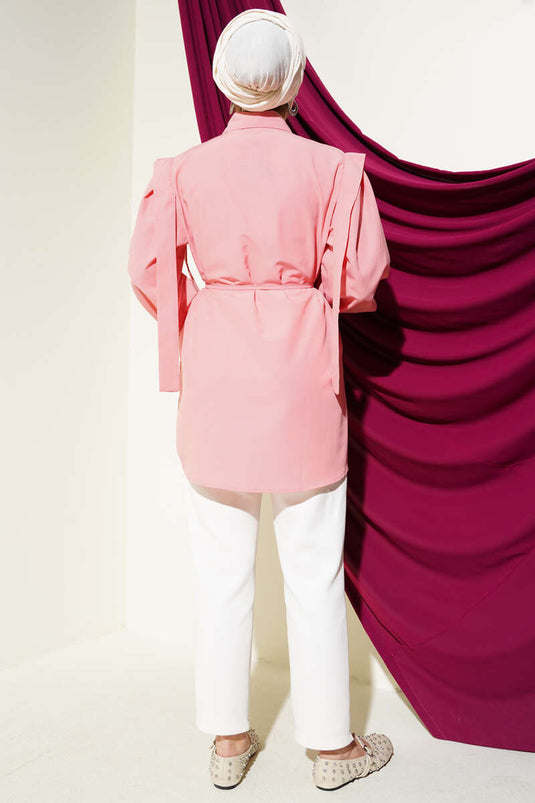 قميص عباءة بحزام على الكتف مع رباط من البودرة