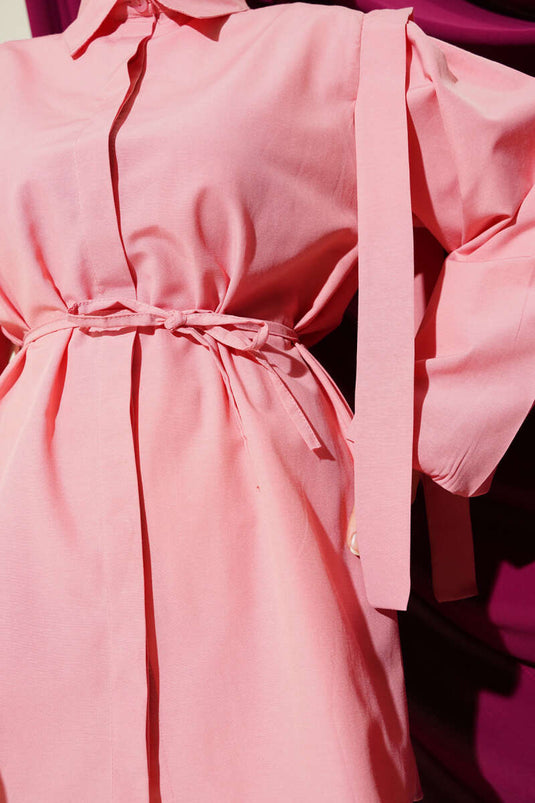 قميص عباءة بحزام على الكتف مع رباط من البودرة