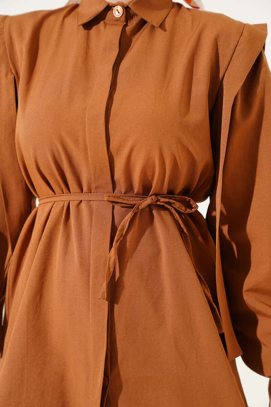 قميص عباءة بحزام على الكتف وحبل بلون بني