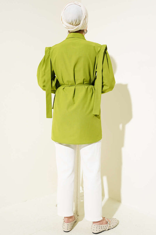 قميص أخضر بأكمام طويلة وحزام حبل