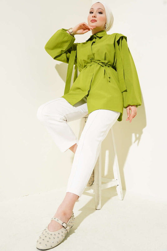 قميص أخضر بأكمام طويلة وحزام حبل