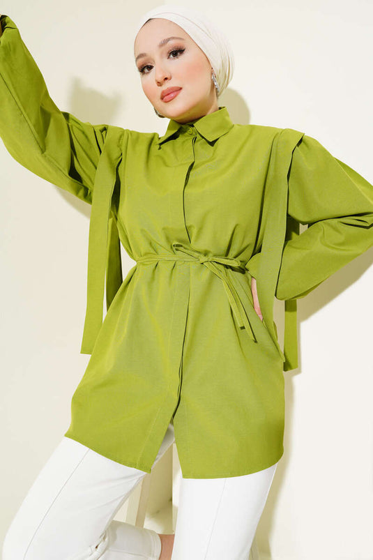قميص أخضر بأكمام طويلة وحزام حبل