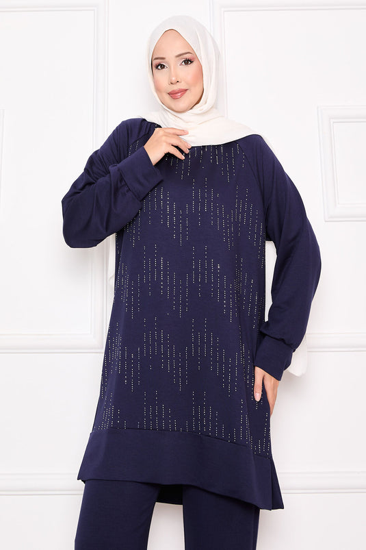 بدلة أويسو من قطعتين باللون الأزرق الداكن مع تفاصيل حجرية لامعة