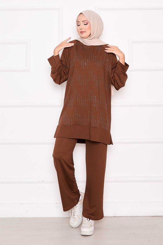 طقم أويسو من قطعتين باللون البني مع تفاصيل حجرية لامعة