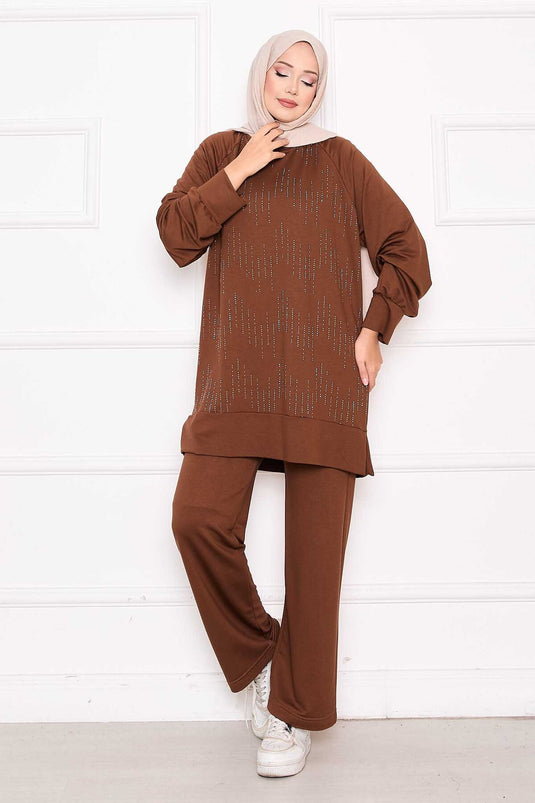 طقم أويسو من قطعتين باللون البني مع تفاصيل حجرية لامعة