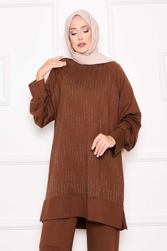 طقم أويسو من قطعتين باللون البني مع تفاصيل حجرية لامعة