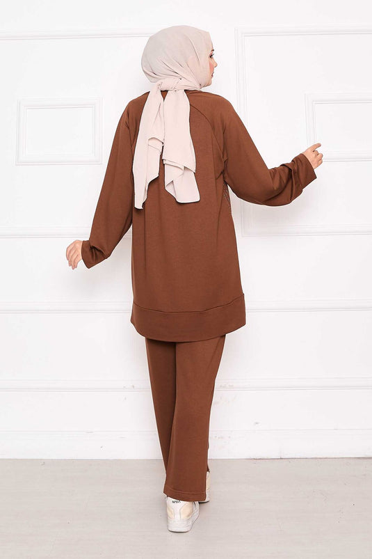 طقم أويسو من قطعتين باللون البني مع تفاصيل حجرية لامعة