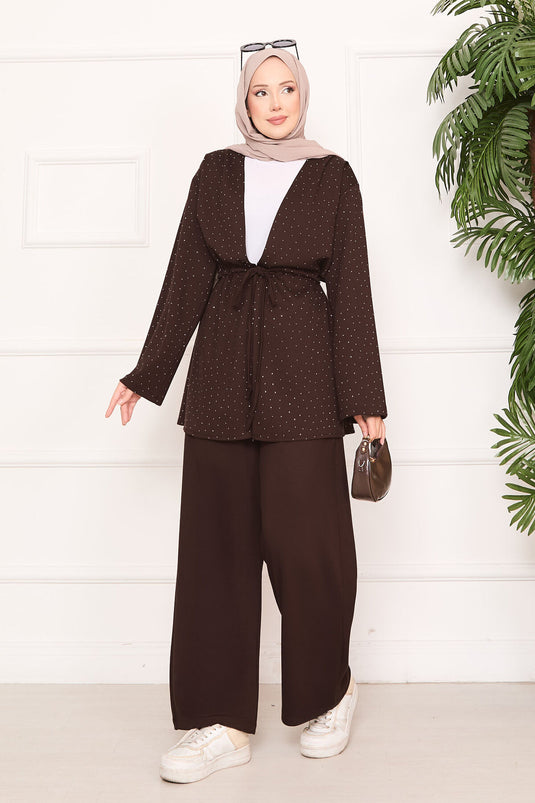 Ensemble hijab plissé Oysho marron orné de pierres scintillantes