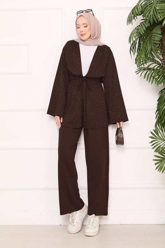 Ensemble hijab plissé Oysho marron orné de pierres scintillantes