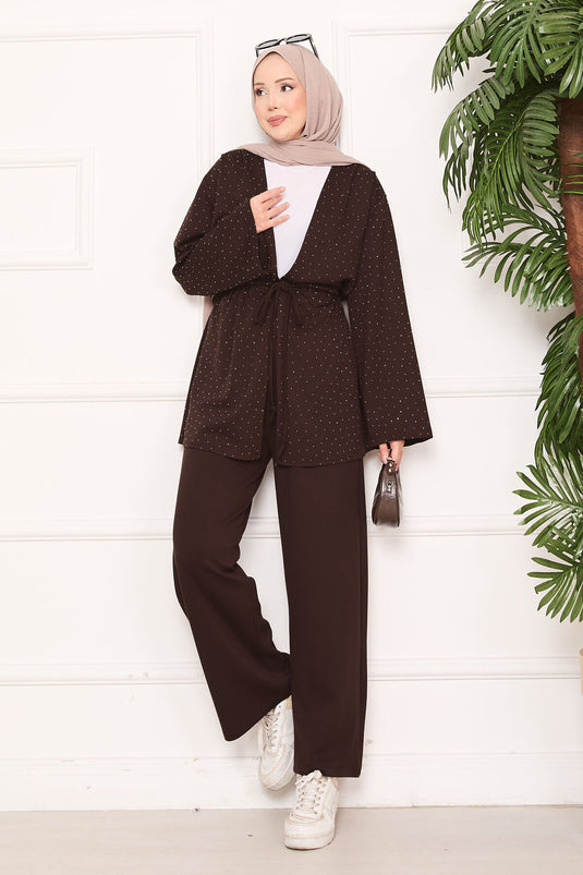 Ensemble hijab plissé Oysho marron orné de pierres scintillantes