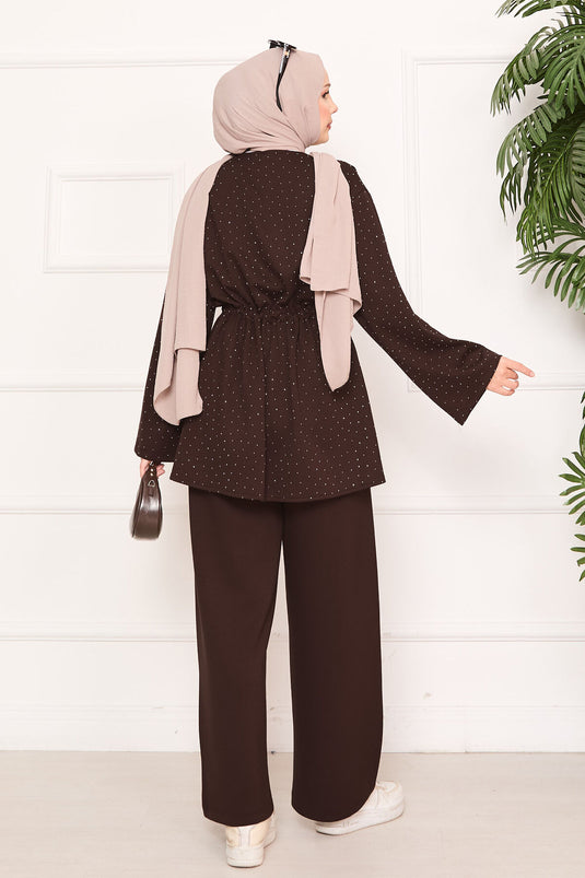 Ensemble hijab plissé Oysho marron orné de pierres scintillantes