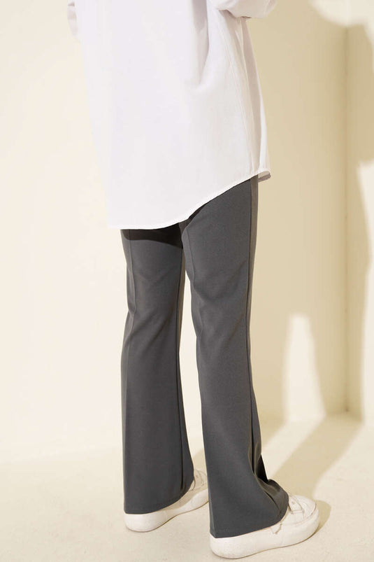 بنطال واسع الساقين مزدوج الأرجل على الطراز الإسباني مع حزام خصر مطاطي، لون رمادي دخاني.