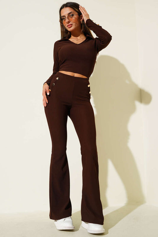 طقم مكون من قطعتين بتصميم إسباني، بقصة واسعة وأزرار أمامية، باللون البني الداكن.