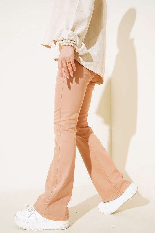 Pantaloni jeans color cammello a vita alta con gamba svasata