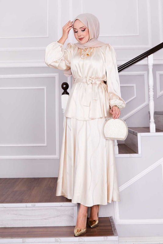 بدلة تنورة مزدوجة من الجاكار بحزام باللون البيج