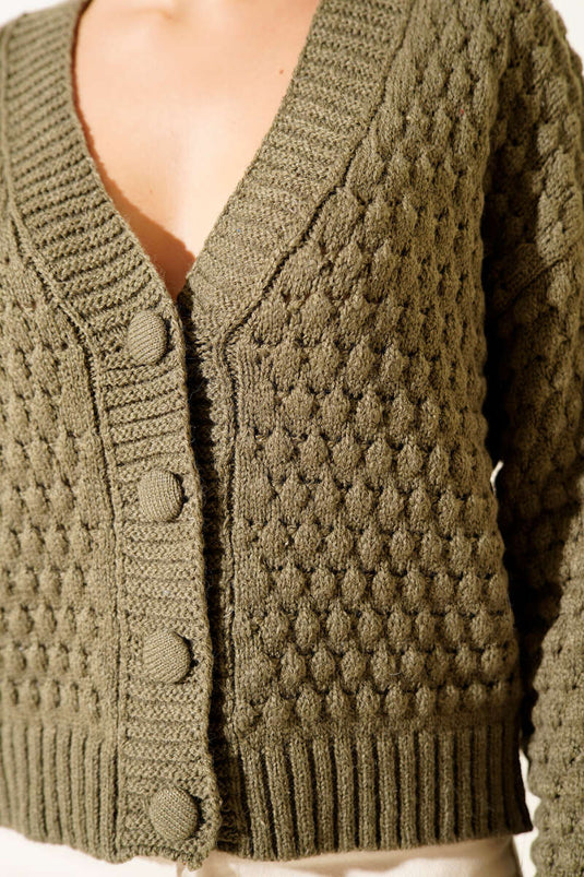 Gilet court en maille kaki à boutons et motif en relief