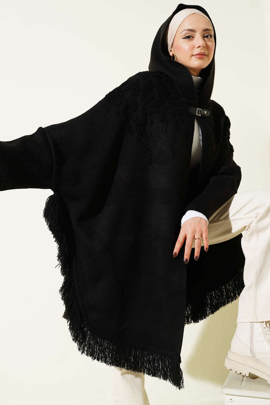 Schwarzer Kapuzenponcho mit geprägtem Muster und Quasten