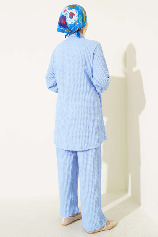 طقم من قطعتين منقوش باللون الأزرق الفاتح